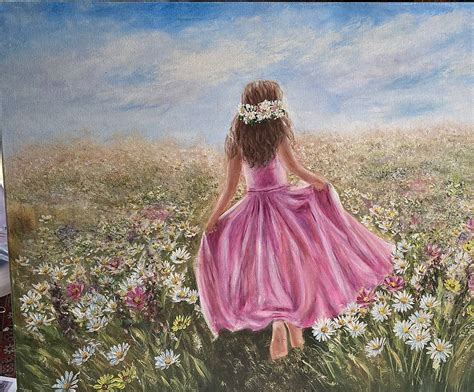 Malé dieťa bežiace po lúke