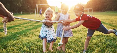 Dieťa hrajúce sa s korunou