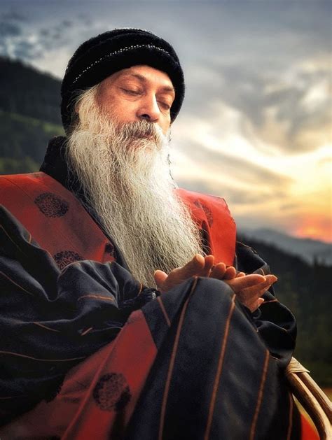 Osho meditujúci
