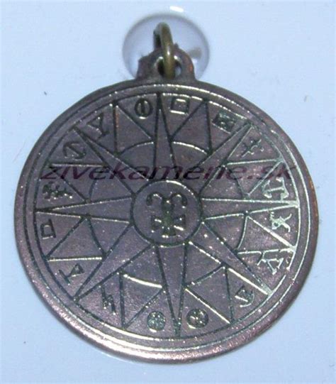 Detail strieborného amuletu Venušin kruh