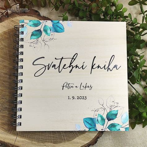 Kniha s bielym obalom a symbolom mágie