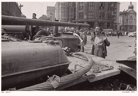 muž s vystretou hrudou a sebavedomým úsmevom