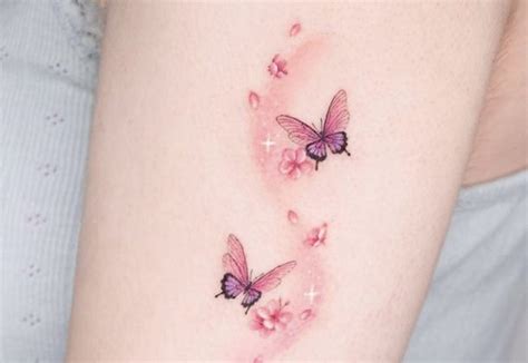 Detail tetovania motýľa na Harryho Stylesa