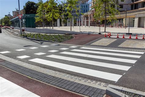 motocykel zaparkovaný na chodníku s dostatočným priestorom pre chodcov