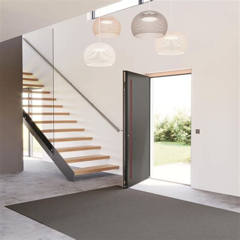 Otvorené dvere v tmavom dome