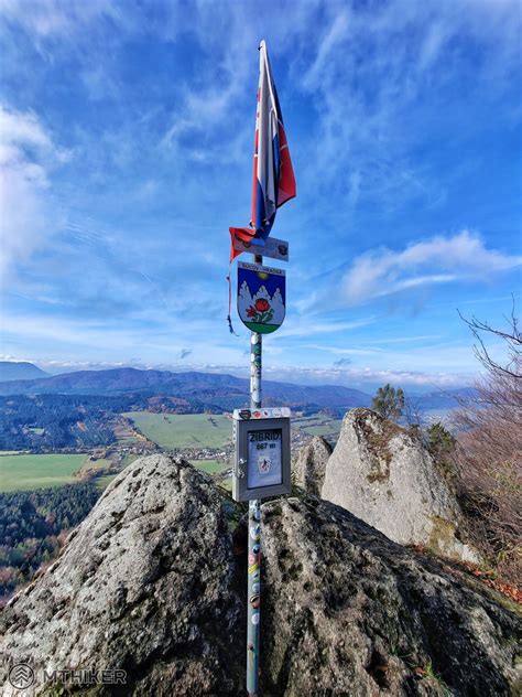 Vrchol hory s vlajkou