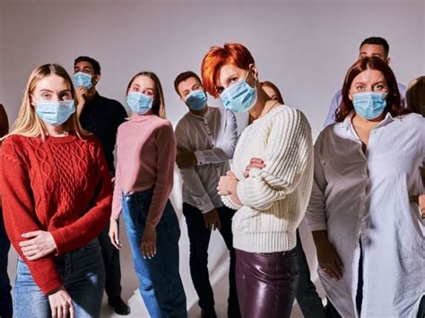 Skupina ľudí v živej diskusii