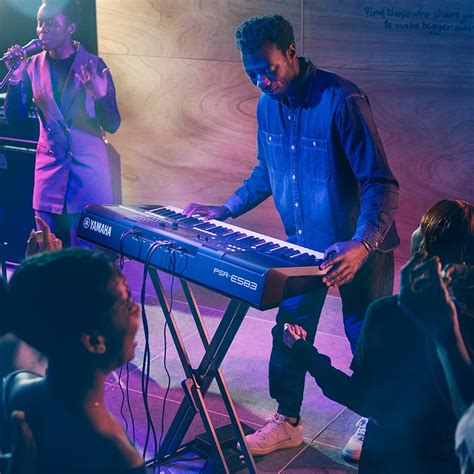 Osoba na pódiu s potleskom