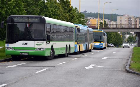 Ilustračná fotografia autobusu MHD na zastávke