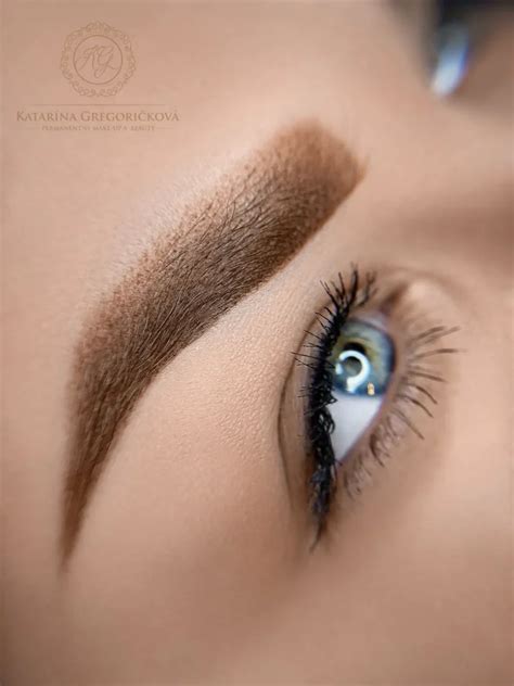 Žena zdvíha obočie ako znak prekvapenia alebo záujmu