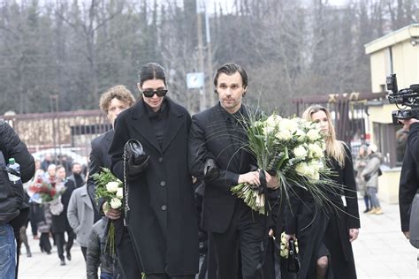 Smútočný sprievod s kvetmi a vencami