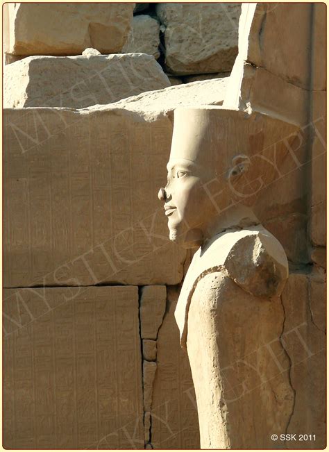 Socha boha Hora so sokoliou hlavou