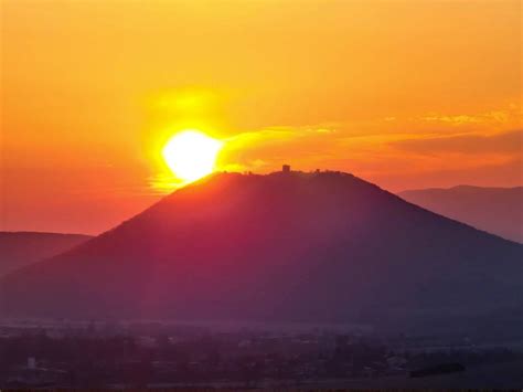 Obrázok znázorňujúci Znamenie zla vznášajúce sa nad hradom
