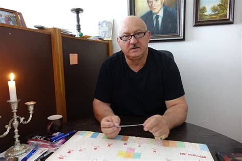 Ilustrácia tradičného ľudového liečiteľa pracujúceho s bylinkami