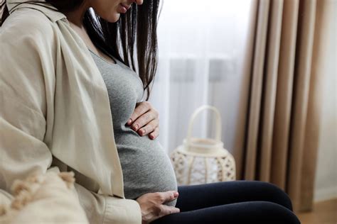 žena držiaca bábätko s unaveným výrazom