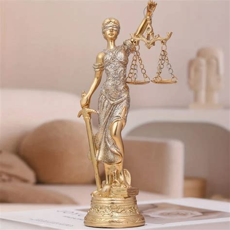 Socha Lady Justice pred súdnou budovou