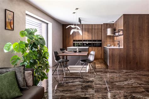 Interiér s usporiadanými predmetmi a rastlinami