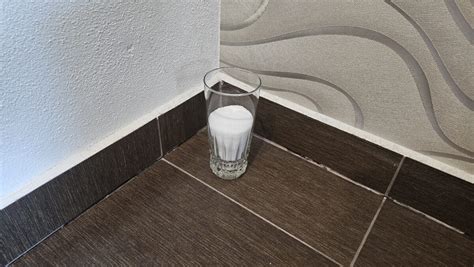 Misa so soľou v rohu miestnosti