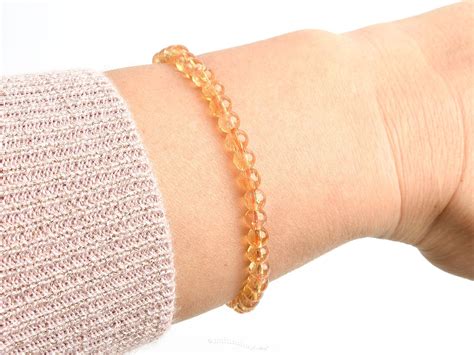 Detail náramku z nepravidelného citrínu