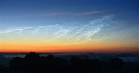 Ilustrácia vzniku nočných svietiacich oblakov.