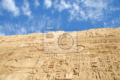 Hieroglyfické texty na stene chrámu