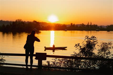 Ilustrácia človeka meditujúceho pri východe slnka