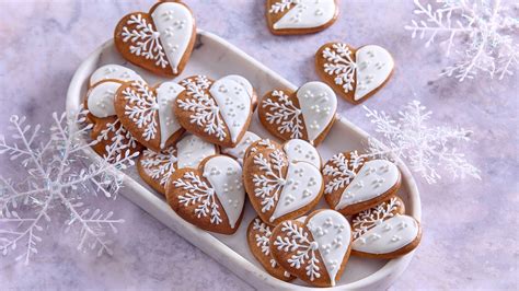 Medovníčky zdobené bielou polevou