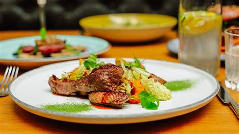 Ilustračná fotografia rušnej reštaurácie počas obedňajších hodín