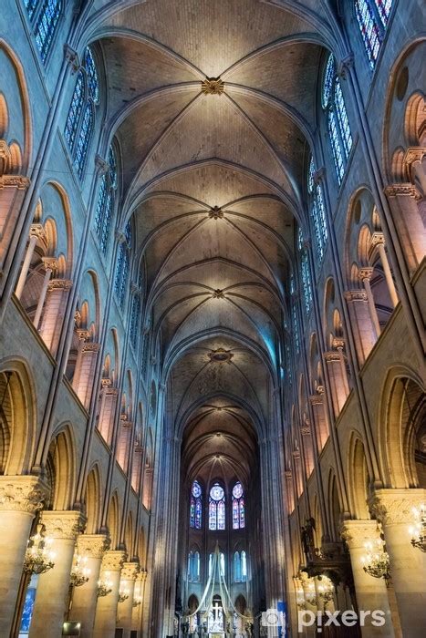 Interiér katedrály Notre Dame pred požiarom