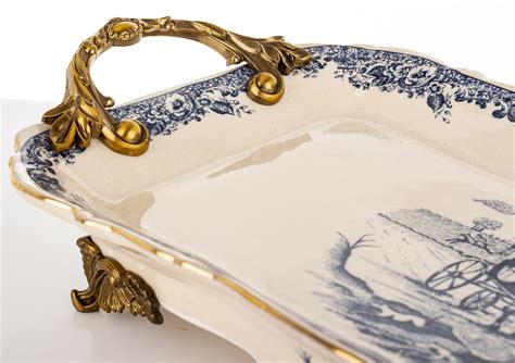 Elegantná obálka knihy s motívom vetra a čarodejníčky