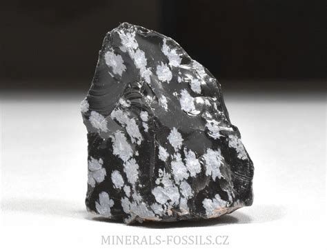 Vločkový obsidián s charakteristickými bielymi škvrnami
