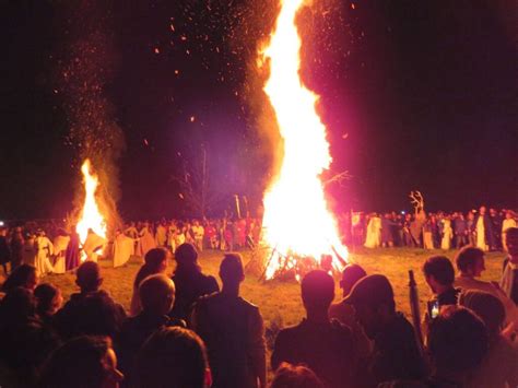 Oslava Beltane s májovým stromom a stužkami