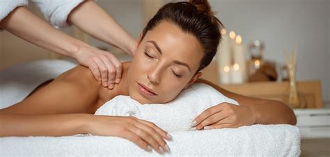 Pár pri romantickej masáži