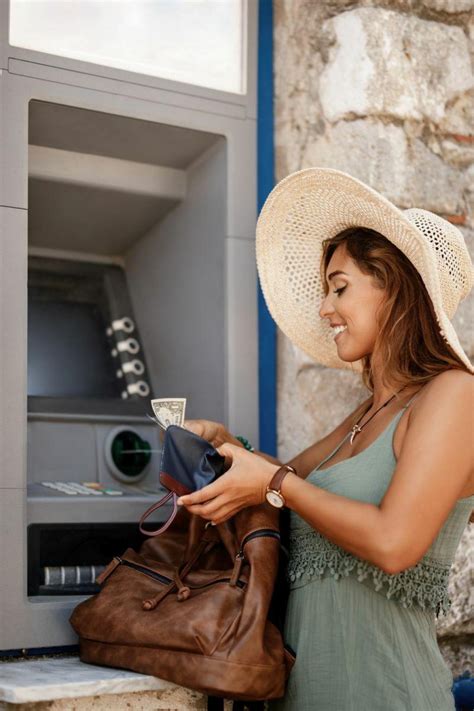 Ilustračná fotografia ženy pri telefóne