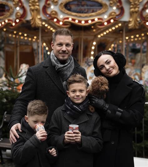 Ilustrácia zobrazujúca pár, ktorý si užíva spoločný čas