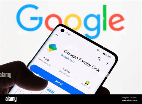 Ilustrácia smartfónu s ikonami Google Family Link
