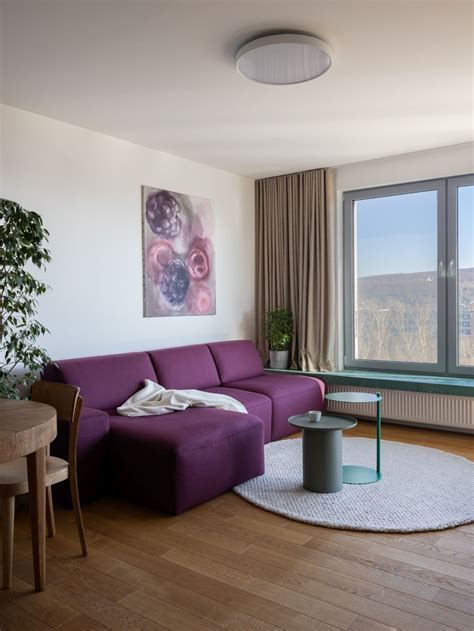 Obývacia izba s pohovkou pri stene a voľným priestorom v strede