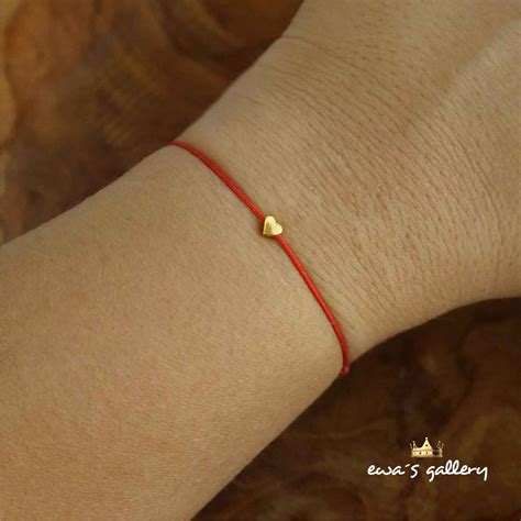 Náramok z červenej šnúrky