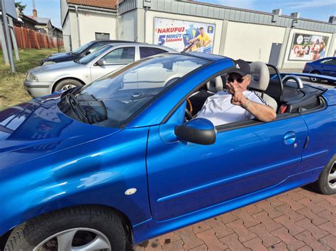 Ilustračná fotografia ženy čítajúcej z dlaní