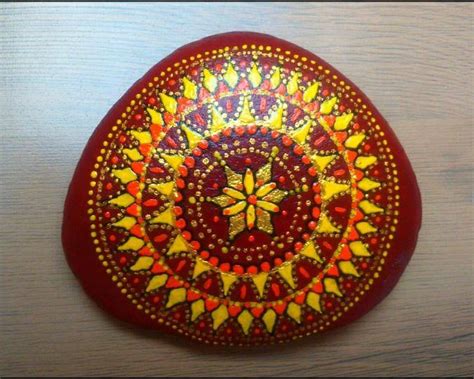 Príklad bodkovanej mandaly na kameni.