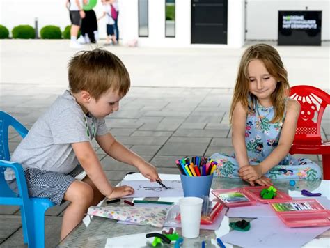 Dieťa Vodnár kresliace neobvyklý vynález