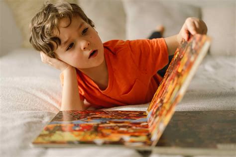 Dieťa Blíženci s knihou a otáznikom