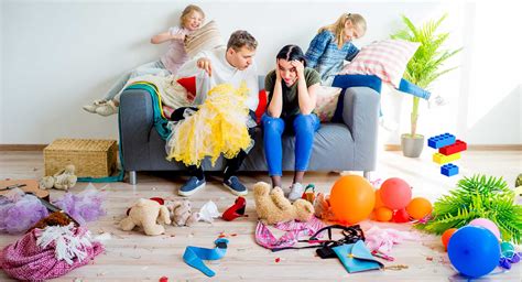 Dieťa Panna s metlou a prachovkou