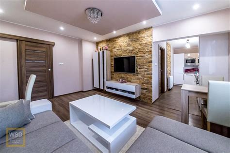 Luxusne zariadená obývačka s dominantnými prvkami