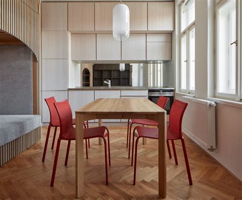 Minimalistický interiér s dominantnými červenými prvkami