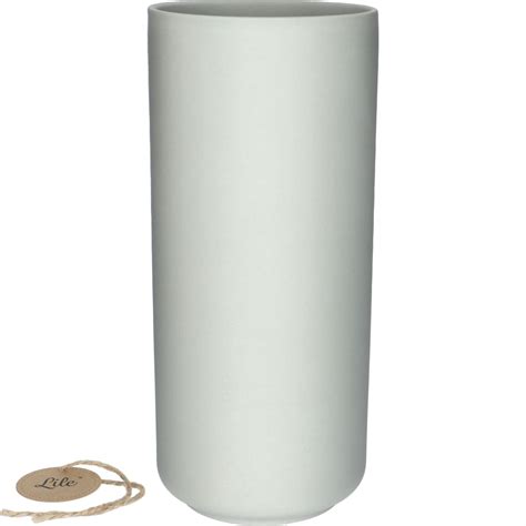 vysoká biela keramická váza s jednoduchým dizajnom