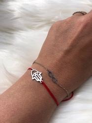 Ruka s Kabbalah náramkom a Hamsa symbol