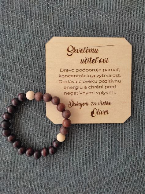 Ilustrácia znázorňujúca ľavú a pravú ruku s náramkom