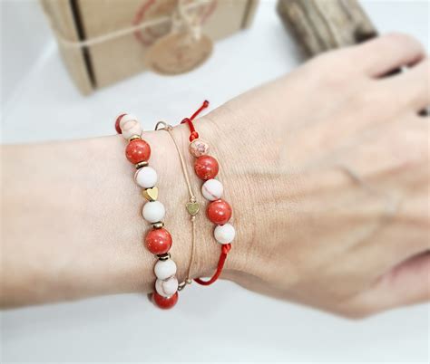 Ľudia nosiaci rôzne druhy ochranných náramkov