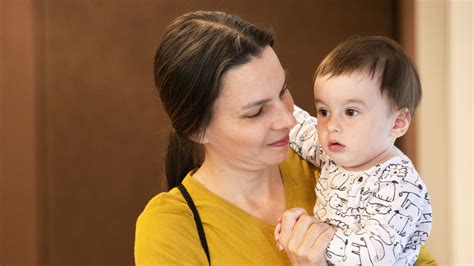 žena s dieťaťom v náručí počas splnu mesiaca